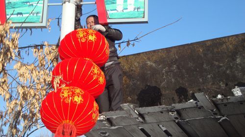 团悬挂大红灯笼迎新春营造喜庆祥和节日氛围_