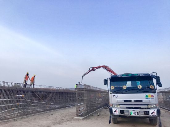 北新路桥M4-IIIB高速公路项目首榀预应力混凝土
