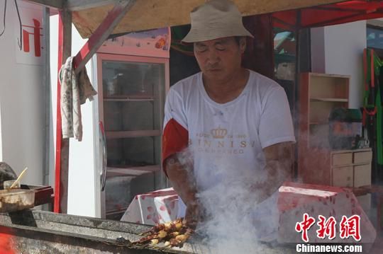 的烤肉等新疆本地美食很受欢迎。 杨东东 摄