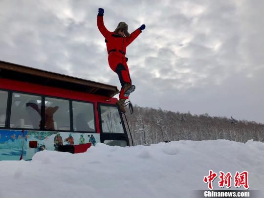 游客体验“跳雪”项目。　勉征 摄