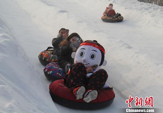 游客体验冬季冰雪旅游乐趣。　戚亚平 摄
