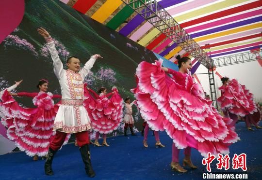 “花儿为什么这样红”第三届新疆春季旅游博览会在位于吐鲁番的交河故城开幕。　孙亭文 摄