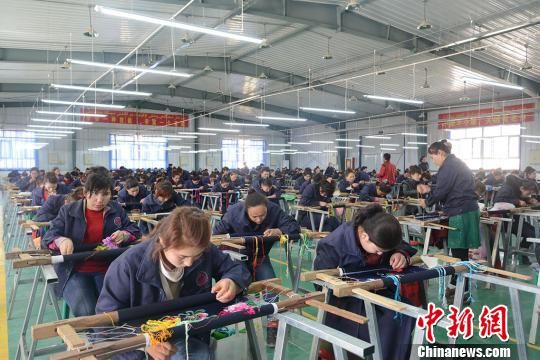 3月29日，工人们在喀什丝路行科技研发有限公司刺绣产业扶贫车间中上班。　勉征　摄