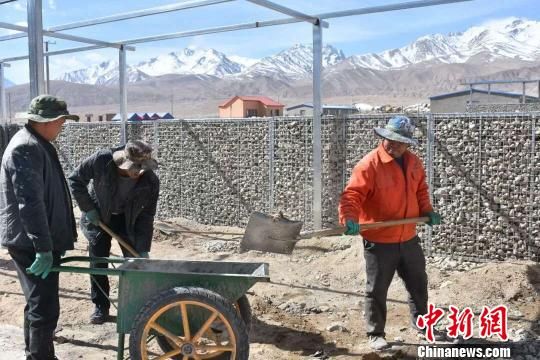 塔县塔合曼乡白尕吾勒村在修建院墙，平整院落。　付超 摄
