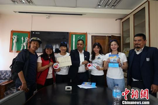 中国民间女子登山队在尼泊尔注册后与当地官员合影。中国民间女子珠峰登山队提供