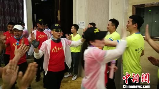 参赛选手击掌相互鼓励。 陈卓然 摄 参赛选手击掌相互鼓励。 陈卓然 摄