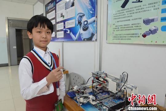 4月27日，参赛学生孟钰翔展示一台智能削铅笔机器人作品。　勉征 摄