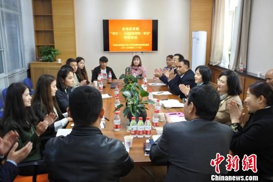 新疆侨联机关干部和乌鲁木齐市在读大学生座谈。　王小军 摄