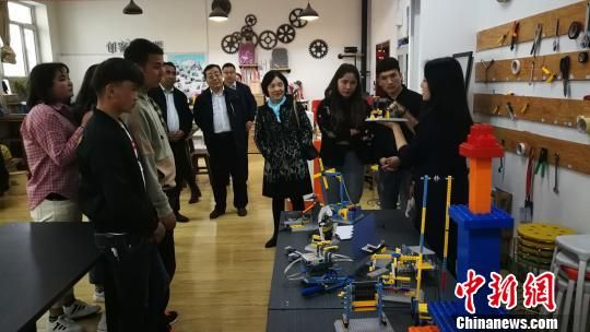 新疆侨联机关干部与乌鲁木齐在读大学生参观乌鲁木齐职业大学大学生创新创业孵化基地。　王小军 摄