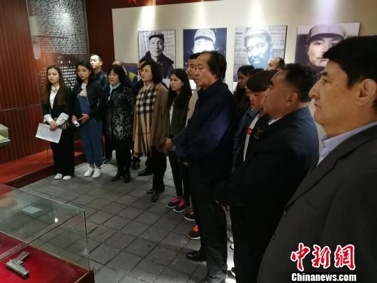 新疆侨联机关干部与乌鲁木齐在读大学生参观中国工农红军西路军总支队纪念馆。　王小军 摄
