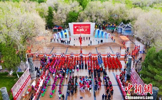 5月5日，昌吉市新时代文明实践中心揭牌成立。　何龙 摄