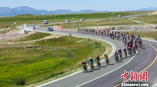 环赛里木湖公路自行车赛第五日的比赛中，有选手从集团军中开始突围。　于苏甫·艾尼 摄