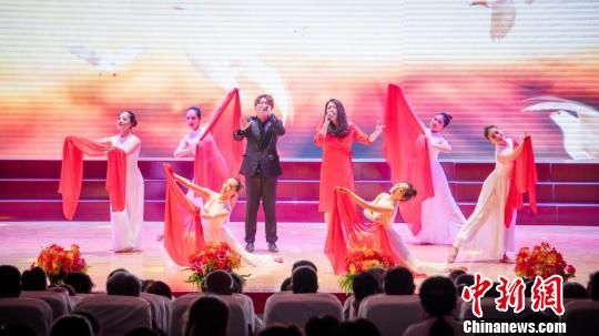 图为:“万水千山来看你”台州市援疆慰问演出 台州市文化和广电旅游体育局供图 摄 图为:“万水千山来看你”台州市援疆慰问演出 台州市文化和广电旅游体育局供图 摄