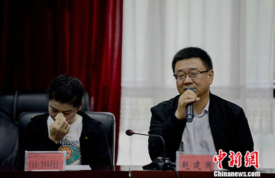图为6月12日，吉米拉的老师赵建国(右)在新疆大学举行的“三进两联一交友”师生座谈会上发言。 中新社记者 张兴龙 摄