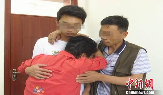 在刑警大队接待室，张兰(化名)抱着儿子嚎啕大哭。　赵慧 摄