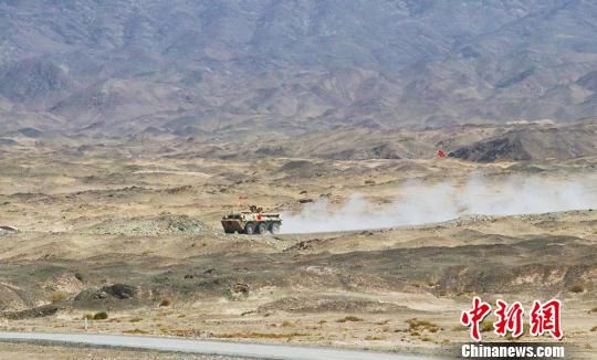 中国参赛队成员驾车飞驰在赛道上 王小军 摄