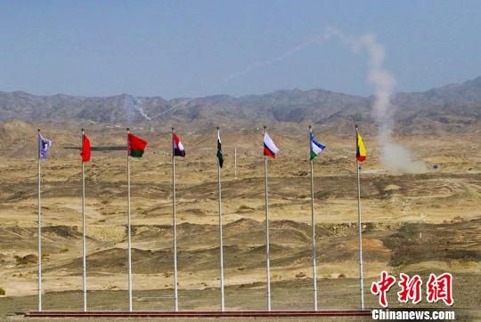 中国参赛队成员使用前卫2-便携式导弹对模拟直升机靶标射击，正中目标。　王小军 摄
