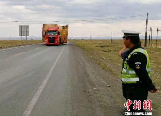 新疆木垒县实行交通管制，保障冷箱运输货车通行。　许宏伟 摄