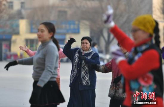 新疆喀什市东湖社区的小广场上，居民聚在一起跳广场舞。中新社记者 刘新 摄