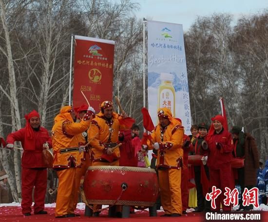 新疆哈巴河“醉美雪桦”冰雪节开幕，民间罗鼓手敲起来。　陶拴科 摄