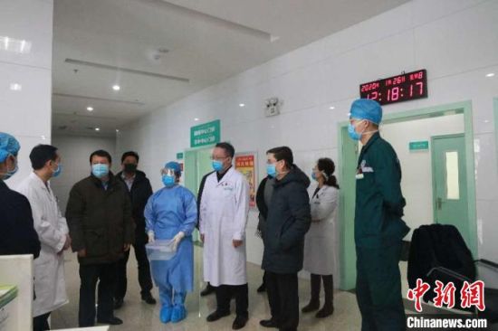新疆兵团总工会在“新疆新型冠状病毒感染的肺炎定点救治医院”之一的新疆兵团医院，看望慰问一线医务人员。　吴娟 摄