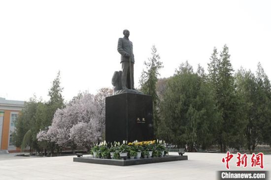 王震将军铜像矗立在塔里木大学红色文化广场正中央。　杜京京 摄