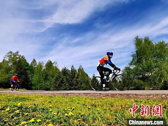 5月2日，来自100余名自行车爱好者在那拉提景区进行角逐。　张婧 摄