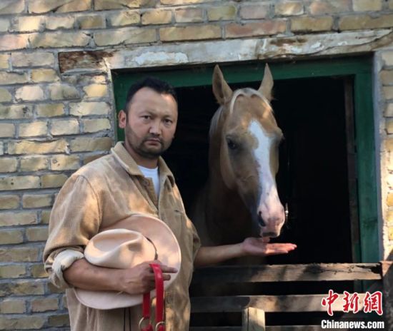 巴哈木拉提·铁列吾哈孜和他的马。受访者供图