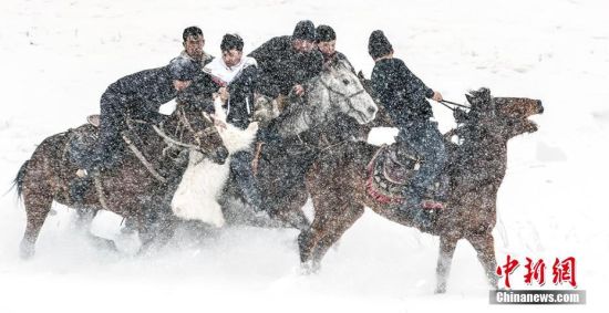 新疆伊宁县冰雪旅游活动上演刁羊、鹰猎比赛