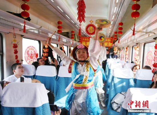 開往新疆的列車：載歌載舞“最炫民族風”