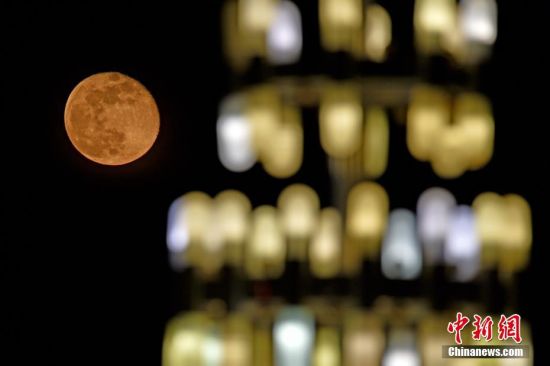 新疆克拉玛依市“超级月亮”点亮夜空