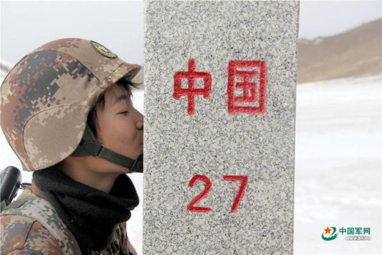 新疆军区某边防团首批女兵巡逻 她们亲吻界碑的样子真美