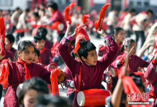 新疆南部乡间小学生打起安塞腰鼓