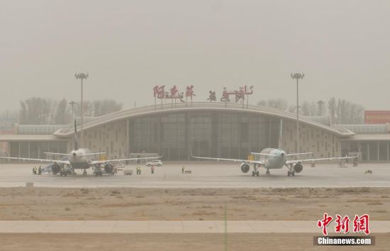 新疆阿克苏地区出现大面积沙尘天气