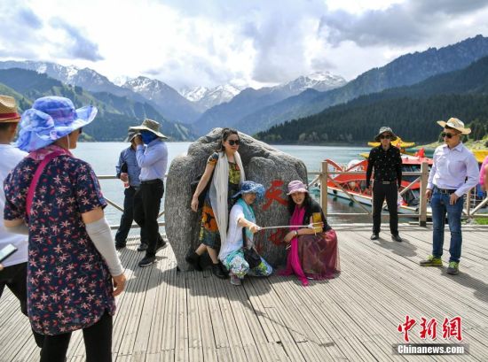 新疆迎來旅游旺季 天池景區游客眾多