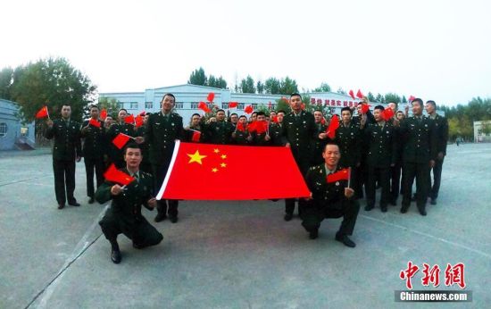 新疆军区某装甲团官兵开展“我和国旗同框”活动