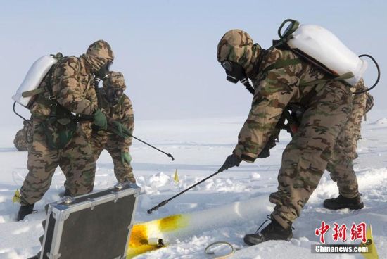 武警新疆总队某机动支队开展冬季野营拉练