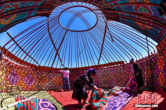 新疆福海春秋牧場哈薩克牧民搭建傳統氈房
