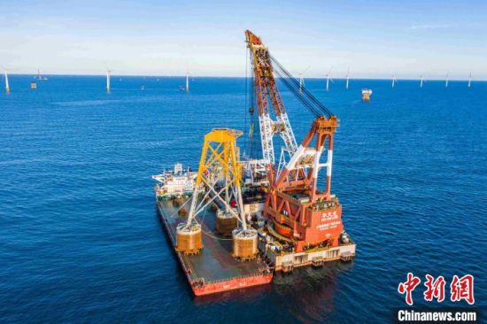 国内首个吸力筒导管架风机基础完成海上安装