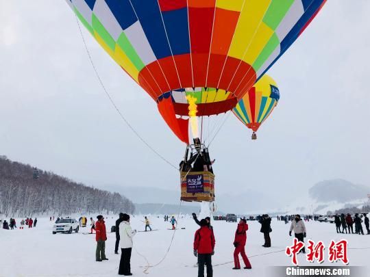 游客体验热气球项目。　勉征　摄