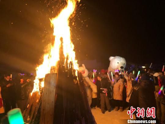 2018年12月31日晚，新疆喀纳斯禾木举办篝火晚会，游客们在欢庆中迎来新年。　勉征　摄