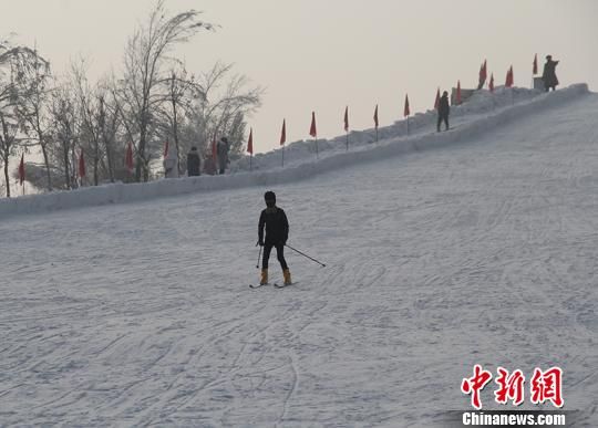 新疆五家渠市2019年冰雪旅游季活动8日启动，滑雪是必不可少的项目。　戚亚平　摄