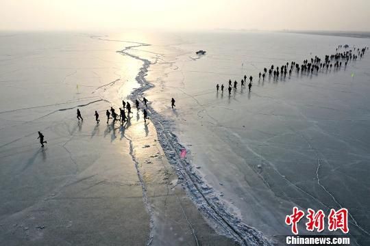 （资料图）2019年1月19日，航拍新疆博湖县全民冰上马拉松比赛。　年磊　摄