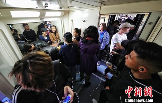 4月7日，新疆铁路迎来小长假返程客流高峰，图为伊宁至乌鲁木齐的Z6520次列车客流大幅增长。　张永恒　摄