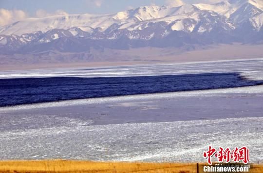 资料图：湖面远处的雪山。赛里木湖湖面海拔2073米，东西长约30公里，南北宽约25公里，周长90公里，水域面积455——460平方公里，呈椭圆形，最大水深约百米，蓄水总量210亿立方米，是新疆海拔最高、面积最大的高山冷