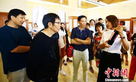 考察团成员在托克逊县零海拔酒庄参观了解当地葡萄美酒。　胡国凯　摄