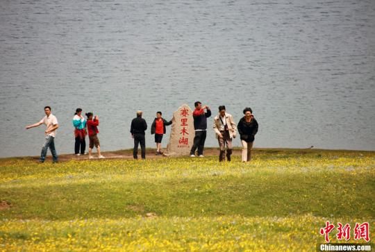 资料图：游客在赛里木湖畔游玩。　孙亭文　摄