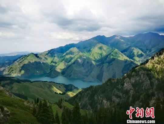 新疆天山天池美景。　田峰　摄