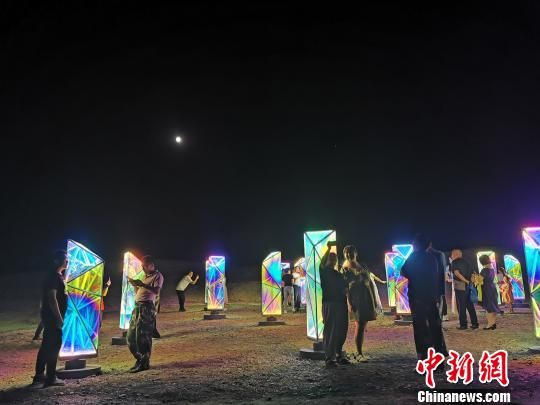 新疆克拉玛依乌尔禾区委、区人民政府于8月11日至8月13日举行“夜游魔鬼城?璀璨乌尔禾”主题活动，每天21：30-23：30的夜游活动吸引当地民众和游客体验光影变幻的魅力。　妥俊荣　摄