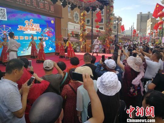 发布会现场，新疆歌舞表演吸引游客围观。　王小军　摄